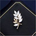BROSZKA OZDOBNA ELEGANCKA Z KRYSZTAŁKAMI, CYRKONIAMI LISTKI BZ181