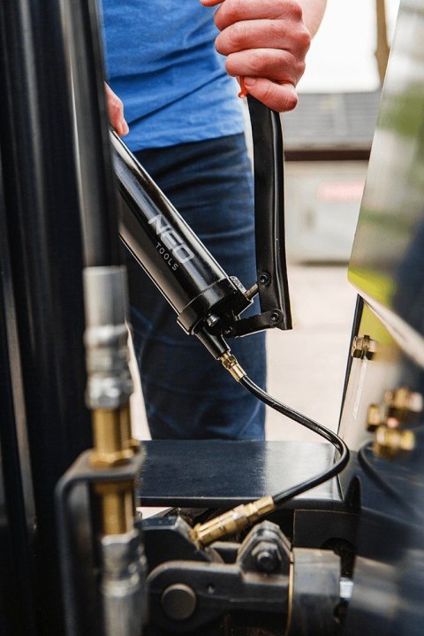 SMAROWNICA DŹWIGNIOWA 400 CM3 Z WĘŻYKIEM 8 x 300 MM (10000PSI) SMAROWNICA DŹWIGNIOWA 400 CM3 Z WĘŻYKIEM 8 x 300 MM (10000PSI)