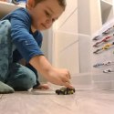 AUTKA KOLOROWE/RESORAKI 1:64- 16SZT. KRUZZEL 20352