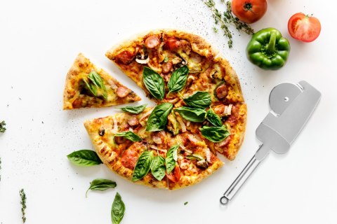 NÓŻ DO PIZZY Z TARCZĄ TNĄCĄ, ZĘBAMI TNĄCYMI BRZEGI ORAZ ŁO PATKĄ Z ZACISKIEM NÓŻ DO PIZZY Z TARCZĄ TNĄCĄ, ZĘBAMI TNĄCYMI BRZEGI ORAZ ŁO PATKĄ Z ZACISKIEM