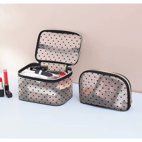 KOSMETYCZKA DAMSKA KUFEREK TRANSPARENTNA CZARNE SERCA 13CM X 21CM KS125