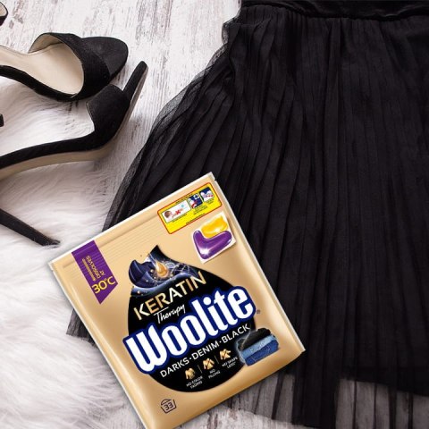 Woolite Żelowe kapsułki do prania z keratyną czerń, ciemne kolory & jeans 33 szt. Woolite Żelowe kapsułki do prania z keratyną czerń, ciemne kolory & jeans 33 szt.
