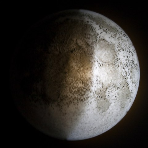 KSIĘŻYĆ W MOIM POKOJU