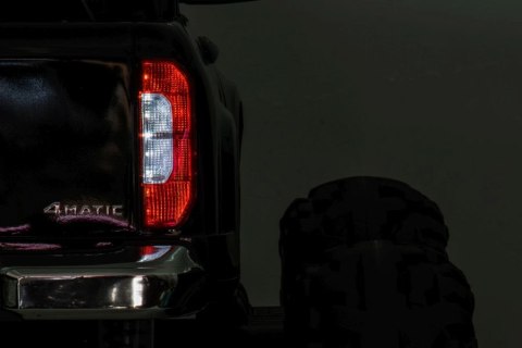 Auto Na Akumulator Mercedes DK-MT950 4x4 Czarny Lakierowany Auto Na Akumulator Mercedes DK-MT950 4x4 Czarny Lakierowany