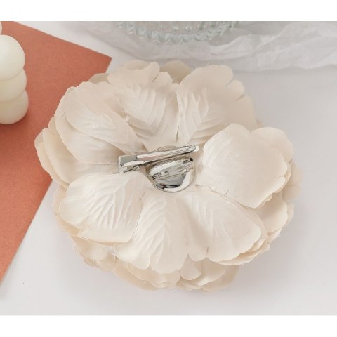 Broszka ozdobna, efektowna kwiat 15 x 15 cm kremowy BZ208