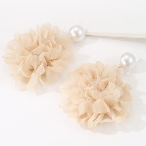 Kolczyki wiszące, efektowne tiulowe kwiat z perła, sztyft krem K1710