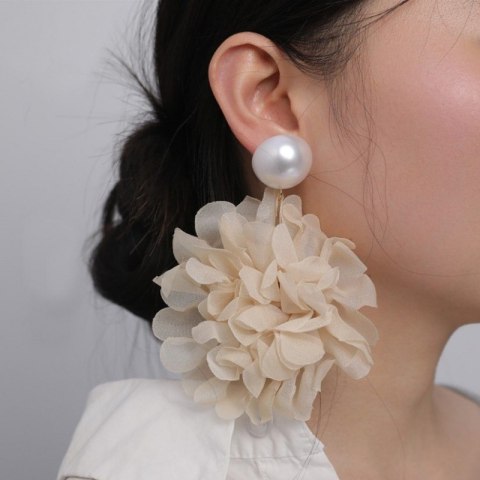 Kolczyki wiszące, efektowne tiulowe kwiat z perła, sztyft krem K1710