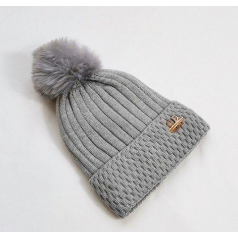 Czapka zimowa dzianinowa z pomponem i naszywką, szara CZ33WZ2