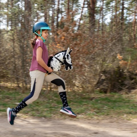 SKIPPI HOBBY HORSE - W PLAMY - ĆZARNE PLAMKI - KOŃ NA KIJU - KANTAR SKIPPI HOBBY HORSE - W PLAMY - ĆZARNE PLAMKI - KOŃ NA KIJU - KANTAR