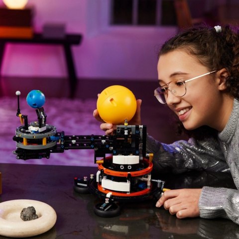 Klocki technic 42179 planeta ziemia i księżyc na orbicie Klocki technic 42179 planeta ziemia i księżyc na orbicie