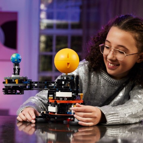 Klocki technic 42179 planeta ziemia i księżyc na orbicie Klocki technic 42179 planeta ziemia i księżyc na orbicie