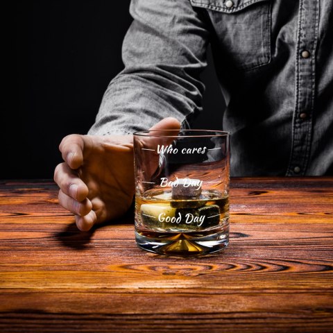 ETUI NA WHISKY + 2 SZKLANKI Z NADRUKIEM ĆHŁOPAKA ETUI NA WHISKY + 2 SZKLANKI Z NADRUKIEM ĆHŁOPAKA