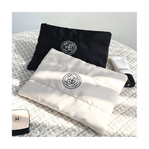 Kosmetyczka damska pikowana duża, wodoodporna biała 22 x 31cm KS144B