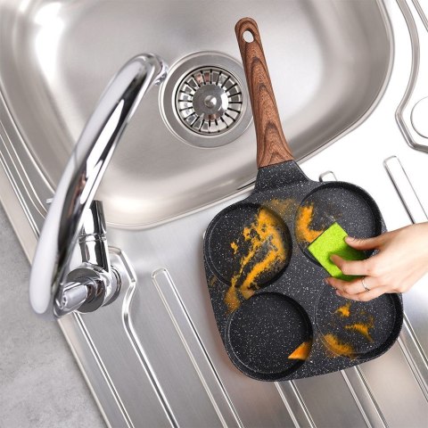 Patelnia granitowa do jajek sadzonych placków pancakes 4 otwory BLACK&WOOD 19x19 cm VILDE 199009 Patelnia granitowa do jajek sadzonych placków pancakes 4 otwory BLACK&WOOD 19x19 cm VILDE 199009
