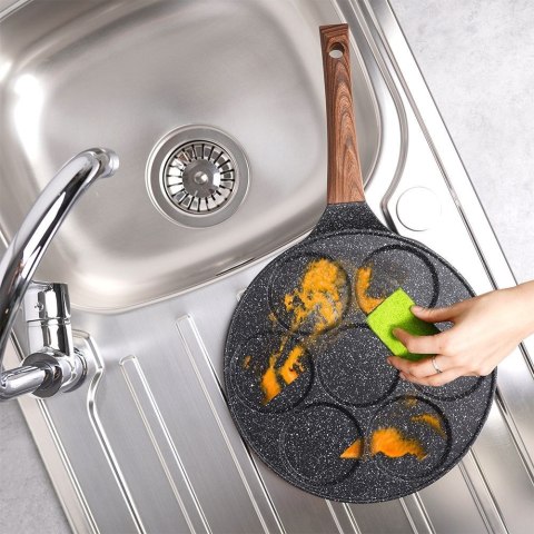 Patelnia granitowa do jajek sadzonych placków pancakes 7 otworów BLACK&WOOD 26 cm VILDE 199007 Patelnia granitowa do jajek sadzonych placków pancakes 7 otworów BLACK&WOOD 26 cm VILDE 199007