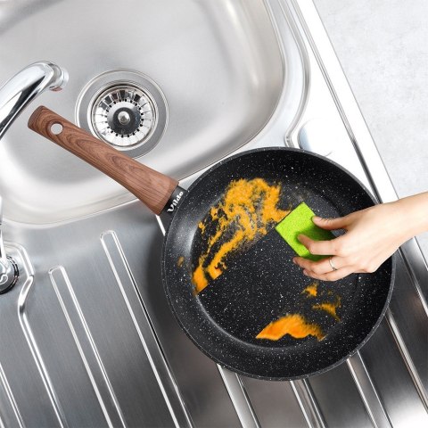 Patelnia granitowa nieprzywierająca indukcja NON-STICK BLACK&WOOD 24 cm VILDE 199060 Patelnia granitowa nieprzywierająca indukcja NON-STICK BLACK&WOOD 24 cm VILDE 199060