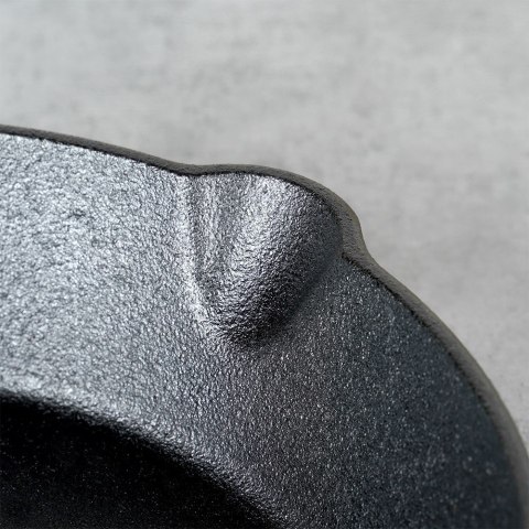 Patelnia żeliwna z silikonową nakładką na indukcję ciężka CAST LINE duża 30 cm VILDE 199036 Patelnia żeliwna z silikonową nakładką na indukcję ciężka CAST LINE duża 30 cm VILDE 199036