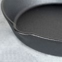 Patelnia żeliwna z silikonową nakładką na indukcję ciężka CAST LINE duża 30 cm VILDE 199036 Patelnia żeliwna z silikonową nakładką na indukcję ciężka CAST LINE duża 30 cm VILDE 199036