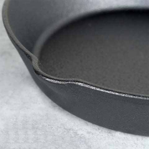 Patelnia żeliwna z silikonową nakładką na indukcję ciężka CAST LINE duża 30 cm VILDE 199036 Patelnia żeliwna z silikonową nakładką na indukcję ciężka CAST LINE duża 30 cm VILDE 199036