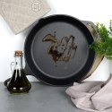 Patelnia żeliwna z silikonową nakładką na indukcję ciężka CAST LINE duża 30 cm VILDE 199036 Patelnia żeliwna z silikonową nakładką na indukcję ciężka CAST LINE duża 30 cm VILDE 199036