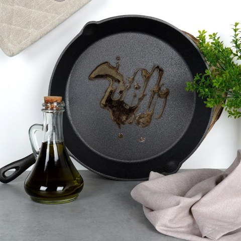 Patelnia żeliwna z silikonową nakładką na indukcję ciężka CAST LINE duża 30cm VILDE 199037 Patelnia żeliwna z silikonową nakładką na indukcję ciężka CAST LINE duża 30cm VILDE 199037