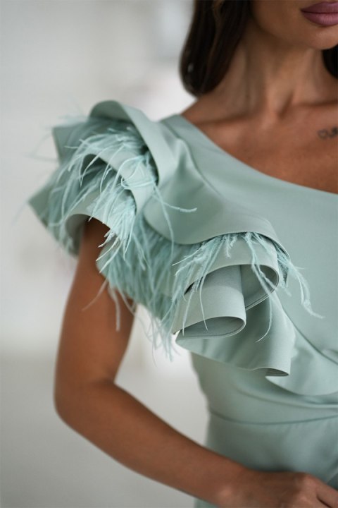 312-03 Krótka Sukienka Z Piórkami Na Jedno Ramię - miętowy