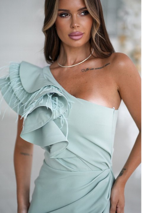 313-03 Długa Sukienka Z Piórkami Na Jedno Ramię - miętowy