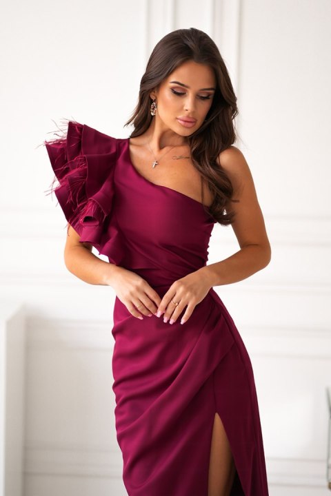 313-10 Długa Sukienka Z Piórkami Na Jedno Ramię - bordowy