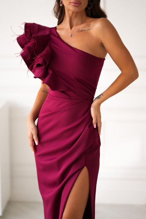 313-10 Długa Sukienka Z Piórkami Na Jedno Ramię - bordowy