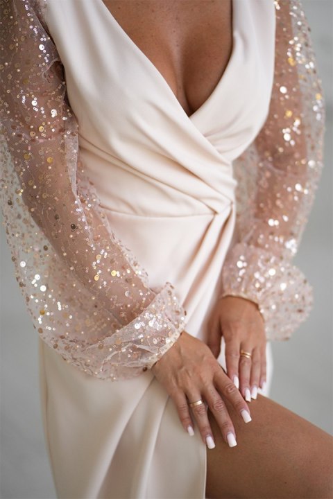 314-22 Sukienka Z Dwoma Cekinowymi Rękawami - beżowy