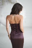 335-61 Elegancka Sukienka Satynowa Bez Ramiączek Z Drapowaną Różą I Rozcięciem - czekoladowy