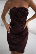 337-61 Elegancka Sukienka Satynowa Bez Ramiączek Z Drapowaną Różą - czekoladowy