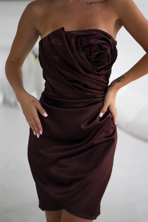 337-61 Elegancka Sukienka Satynowa Bez Ramiączek Z Drapowaną Różą - czekoladowy