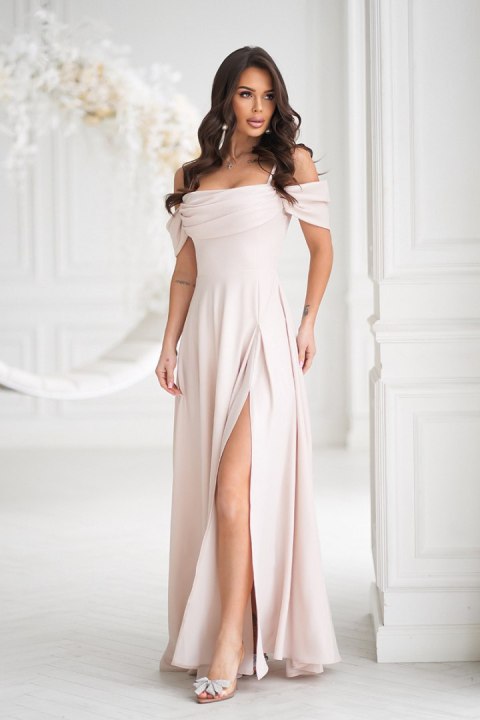 330-21 Elegancka Sukienka Z Drapowaniem, Rozcięciem I Błyszczącą Tkaniną - beżowy