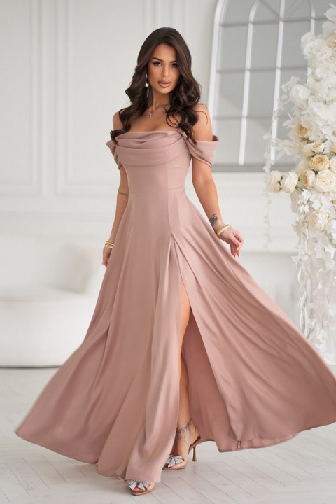 330-22 Elegancka Sukienka Z Drapowaniem, Rozcięciem I Błyszczącą Tkaniną - CAMEL