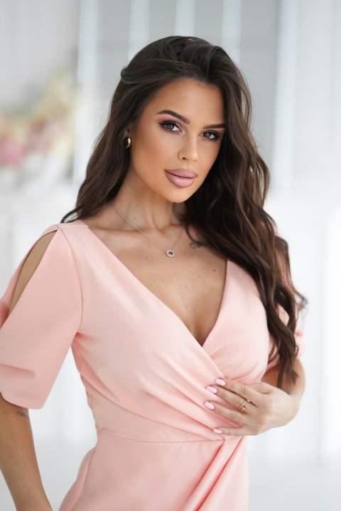 331-17 Elegancka Dopasowana Sukienka Z Odkrytymi Ramionami - brzoskwiniowy