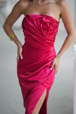 335-02 Elegancka Sukienka Satynowa Bez Ramiączek Z Drapowaną Różą I Rozcięciem - czerwony