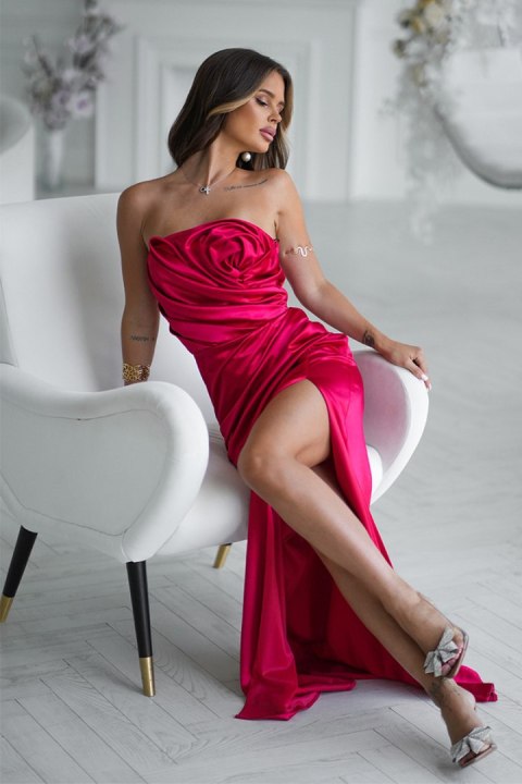 335-02 Elegancka Sukienka Satynowa Bez Ramiączek Z Drapowaną Różą I Rozcięciem - czerwony