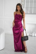 335-10 Elegancka Sukienka Satynowa Bez Ramiączek Z Drapowaną Różą I Rozcięciem - bordowy