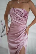 335-20 Elegancka Sukienka Satynowa Bez Ramiączek Z Drapowaną Różą I Rozcięciem - brudny róż