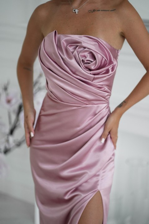335-20 Elegancka Sukienka Satynowa Bez Ramiączek Z Drapowaną Różą I Rozcięciem - brudny róż
