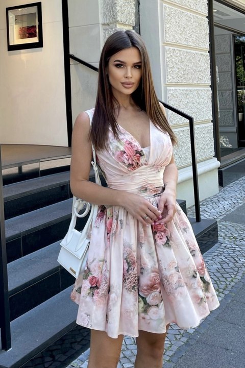 241-17 Sukienka W Kwiaty - brzoskwiniowy