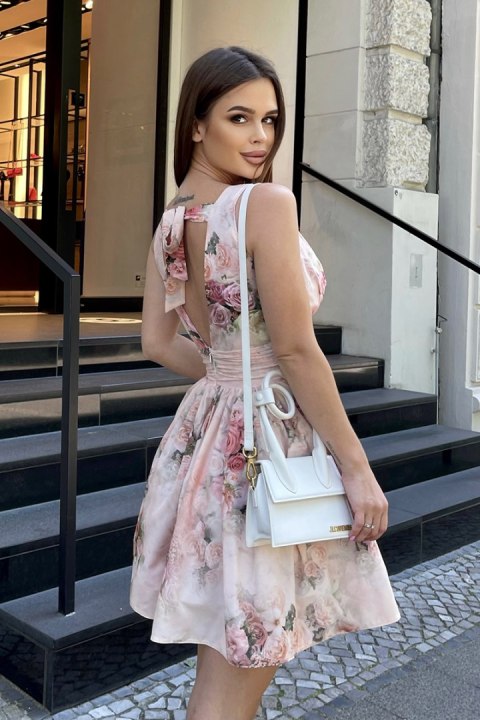 241-17 Sukienka W Kwiaty - brzoskwiniowy