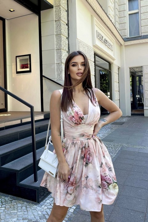 241-17 Sukienka W Kwiaty - brzoskwiniowy