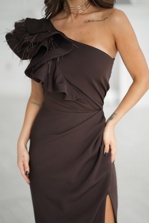 313-61 Długa Sukienka Z Piórkami Na Jedno Ramię - czekoladowy