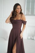 320-61 Sukienka Maxi Z Opadającymi Ramiączkami I Rozcięciem - czekoladowy