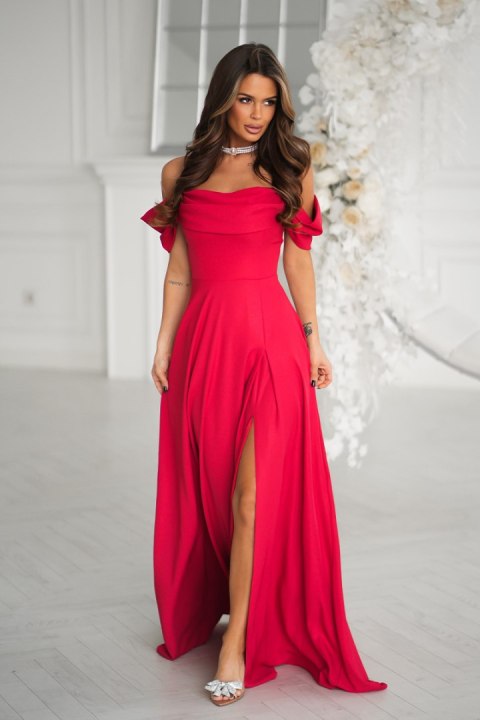 330-02 Elegancka Sukienka Z Drapowaniem, Rozcięciem I Błyszczącą Tkaniną - czerwony