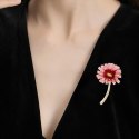 Broszka ozdobna emaliowana różowa stokrotka BZ199