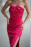 335-02 Elegancka Sukienka Satynowa Bez Ramiączek Z Drapowaną Różą I Rozcięciem - czerwony
