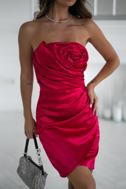 337-02 Elegancka Sukienka Satynowa Bez Ramiączek Z Drapowaną Różą - czerwony
